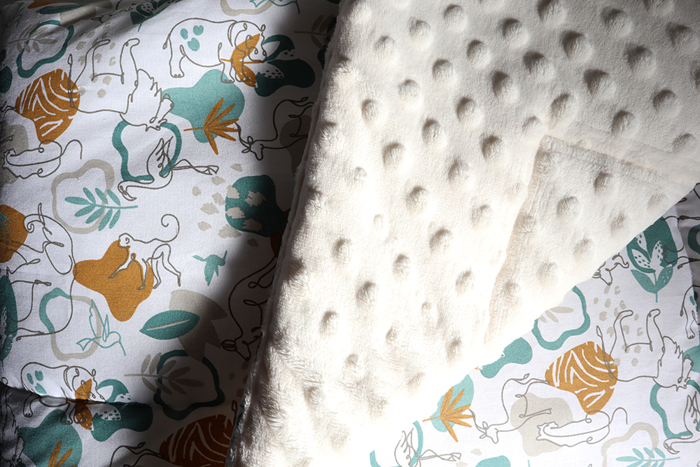 Détail de la couverture bébé : Tissu minky avec du tissu coton Oeko-tex.