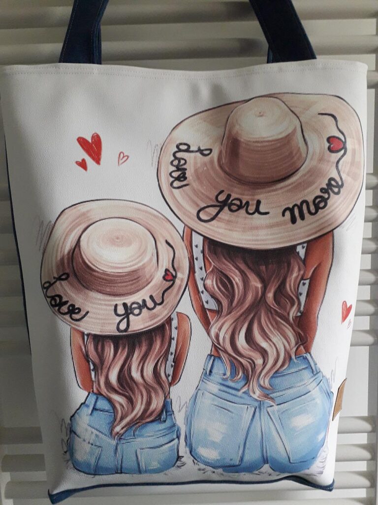 Sac simili cuir / jean. La face simili a un imprimé représentant une femme et sa fille de dos. Avec l'inscription Love you | Love you More Création artisanale